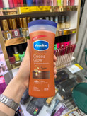 لوسیون بدن وازلین شکلاتی مدل Cocoa Glow حجم 400 میل (آبرسان و نرمکننده پوست)
